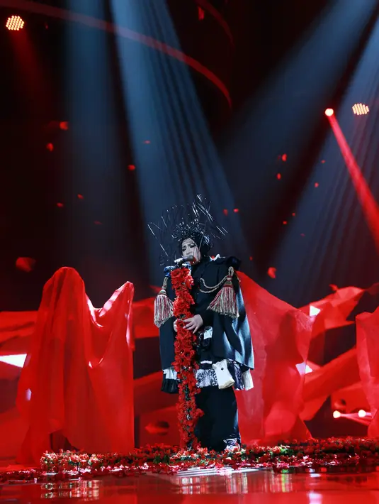 Ribuan penonton yang memadati area konser riuh dengan tepuk tangan. (Adrian Putra/Bintang.com)