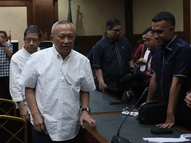Vice President Supply dan Distribusi Kantor Pusat PT Pertamina periode 2011-2015, Alfian Nasution (kiri), bersama Direktur Pemasaran dan Niaga PT Pertamina tahun 2014, Hanung Budya Yuktyanta usai mengikuti sidang pembacaan putusan di Pengadilan Tindak Pidana Korupsi (Tipikor) Jakarta, Selasa (12/5/2026). Majelis Hakim Pengadilan Tindak Pidana Korupsi (Tipikor) pada Pengadilan Negeri Jakarta Pusat menjatuhkan vonis kepada dua mantan petinggi PT Pertamina, Alfian Nasution dan Hanung Budya Yuktyanta. (Kapanlagi.com/Budy Susanto)
