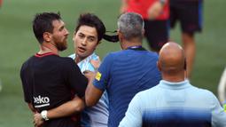 Seorang fans masuk ke lapangan memeluk pemain Barcelona, Lionel Messi, saat latihan di Red Bull Arena, New Jersey, Jumat (21/7/2017). Latihan ini dilakukan jelang laga ICC 2017 melawan Juventus. (AFP/Jewel Samad)