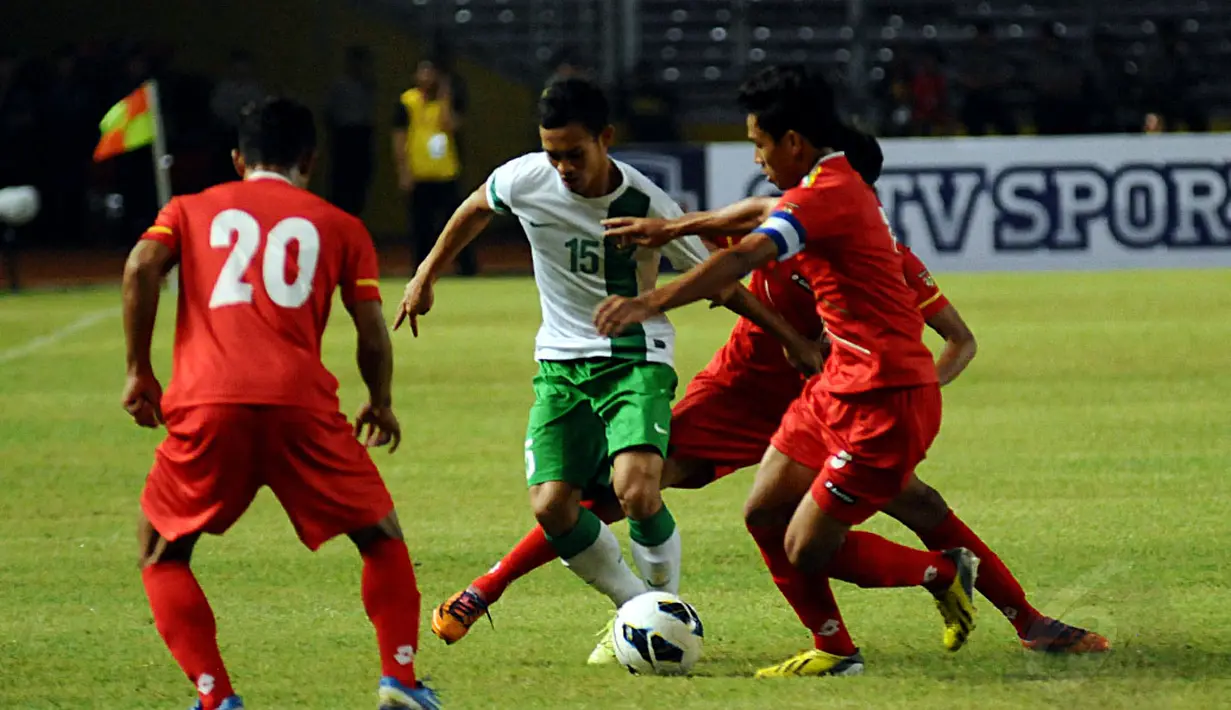 Gelandang Timnas Indonesia U-19, Maldini berusaha menembus kawalan ketat tiga pemain Myanmar saat berlaga di Stadion GBK Jakarta, (7/5/2014). (Liputan6.com/Helmi Fithriansyah)