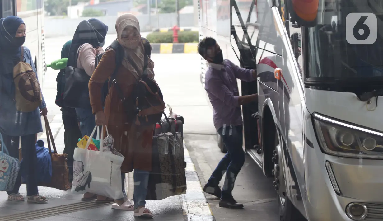Calon penumpang bersiap menaiki bus Antar Kota Antar Provinsi di Terminal Bus Terpadu Pulo Gebang, Jakarta, Kamis (31/12/2020). Memasuki libur pergantian tahun sejumlah calon penumpang terus berdatangan di Terminal Bus Terpadu Pulo Gebang. (Liputan6.com/Helmi Fithriansyah)