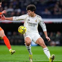 Gonzalo Garcia dan Jon Gorrotxategi berebut bola dalam laga Liga Spanyol antara Real Madrid vs Real Sociedad di Santiago Bernabeu, 15 Februari 2026. (AP Photo/Manu Fernandez)