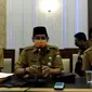 Juru bicara gugus tugas penanganan Covid-19, Johansyah (tengah) saat menyampaikan update kasus positif Covid-19, Senin (23/3/2020). (Liputan6.com/ dok Humas Pemprov Jambi)