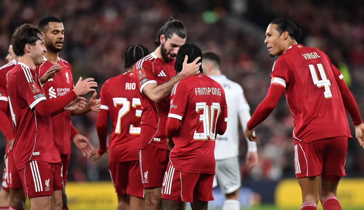 Langkah mantap ditunjukkan oleh raksasa Premier League Liverpool dalam lanjutan kompetisi tertua di Inggris. Tampak dalam foto, bek Liverpool asal Belanda, Jeremie Frimpong merayakan gol kedua tim bersama Dominik Szoboszlai saat pertandingan putaran ketiga Piala FA Inggris melawan Barnsley di Stadion Anfield, pada Senin 12 Januari 2026 waktu setempat atau Selasa (13/1/2026) dini hari WIB. (PETER POWELL/AFP)
