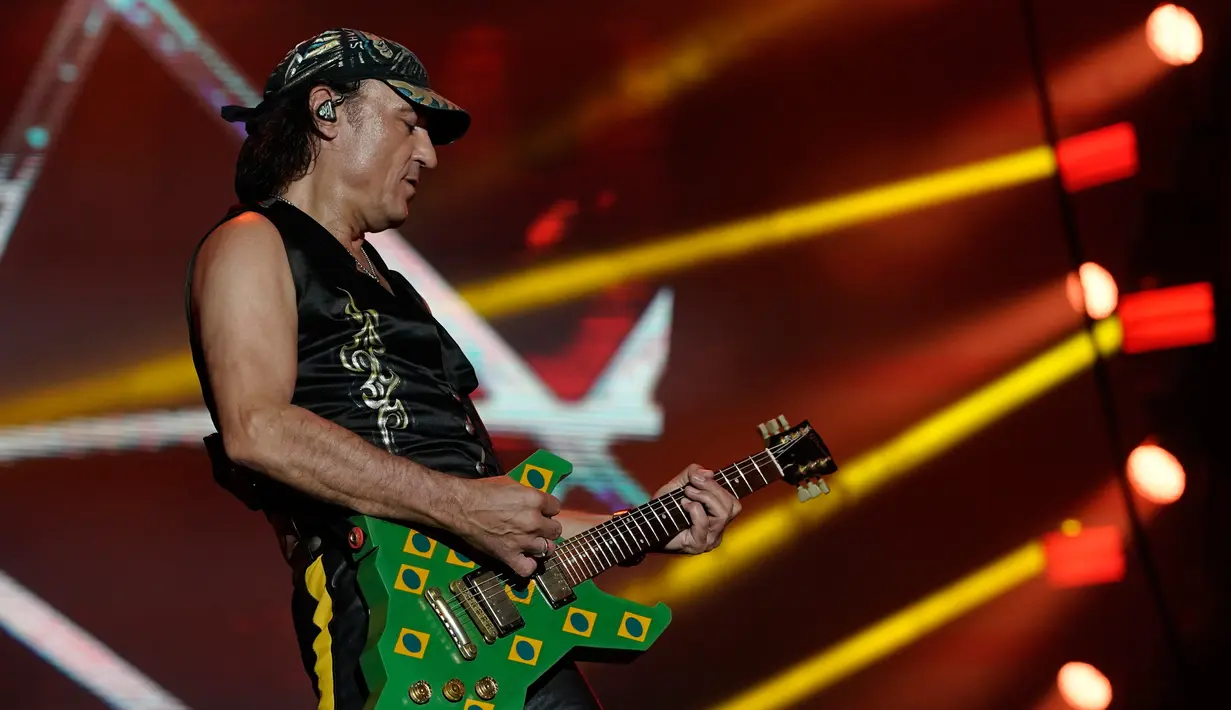 Aksi gitaris Scorpions Matthias Jabs saat tampil dalam festival musik Rock in Rio, Rio de Janeiro, Brasil, Sabtu (5/10/2019). (AP Photo/Leo Correa)