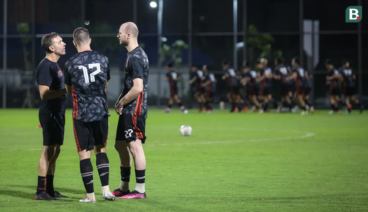 Pelatih kepala Persija Jakarta, Thomas Doll (kiri) berbincang dengan pemainnya Ondrej Kudela (tengah) dan Michael Krmencik saat melakukan latihan menjelang laga terakhir BRI Liga 1 2022/2023 melawan PSS Sleman di lapangan latih Jakarta International Stadium (JIS), Jakarta, Rabu (12/04/2023) malam WIB. Macan Kemayoran akan melakoni laga pamungkas mereka musim ini di Stadion Utama Gelora Bung Karno (SUGBK) pada Sabtu (15/04/2023). (Bola.com/Bagaskara Lazuardi)
