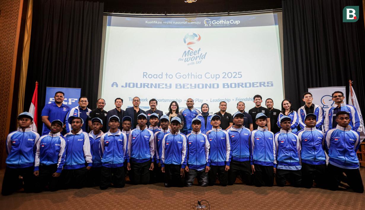 Sejumlah pemain Papua Football Academy (PFA) berfoto bersama dengan perwakilan Kemenpora dan PSSI saat acara pelepasan menuju Gothia Cup 2025 di Ruang Teater Kemenpora RI, Jakarta, Jumat (11/07/2025). (Bola.com/Bagaskara Lazuardi)