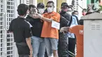 Tersangka melakukan salah satu adegan saat rekonstruksi kasus pembunuhan Sugianto (51) di ruko Royal Gading Square, Kelapa Gading, Jakarta, Selasa (25/8/2020). Penyidik Polda Metro Jaya menggelar rekonstruksi pembunuhan bos pelayaran Sugianto di Royal Gading Square. (merdeka.com/Iqbal S. Nugroho)