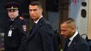 Bintang Portugal, Cristiano Ronaldo, saat tiba di Bandara Zhukovsky, Moskow, Sabtu (9/6/2018). CR 7 akan berjuang bersama Portugal pada ajang Piala Dunia 2018 Rusia. (AFP/Yuri Kadobnov)