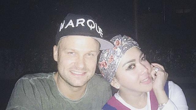 [Bintang] Syahrini dan Dash Berlin