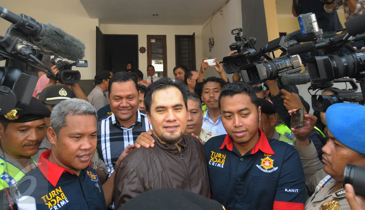 Saipul Jamil menjalani reka ulang kejadian perkara pelecehan seksual di kediaman SJ, Jakarta, Kamis (17/3/2016). SJ menjalani rekonstruksi dengan korban DS sebanyak 34 adegan perkara. (Liputan6.com/Herman Zakharia)