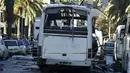 Tampak bis pengiring presiden yang hancur pasca serangan bom di Tunisia, (25/11). Diduga serangan bom ini adalah serangan bom bunuh diri. (REUTERS/Zoubeir Souissi)