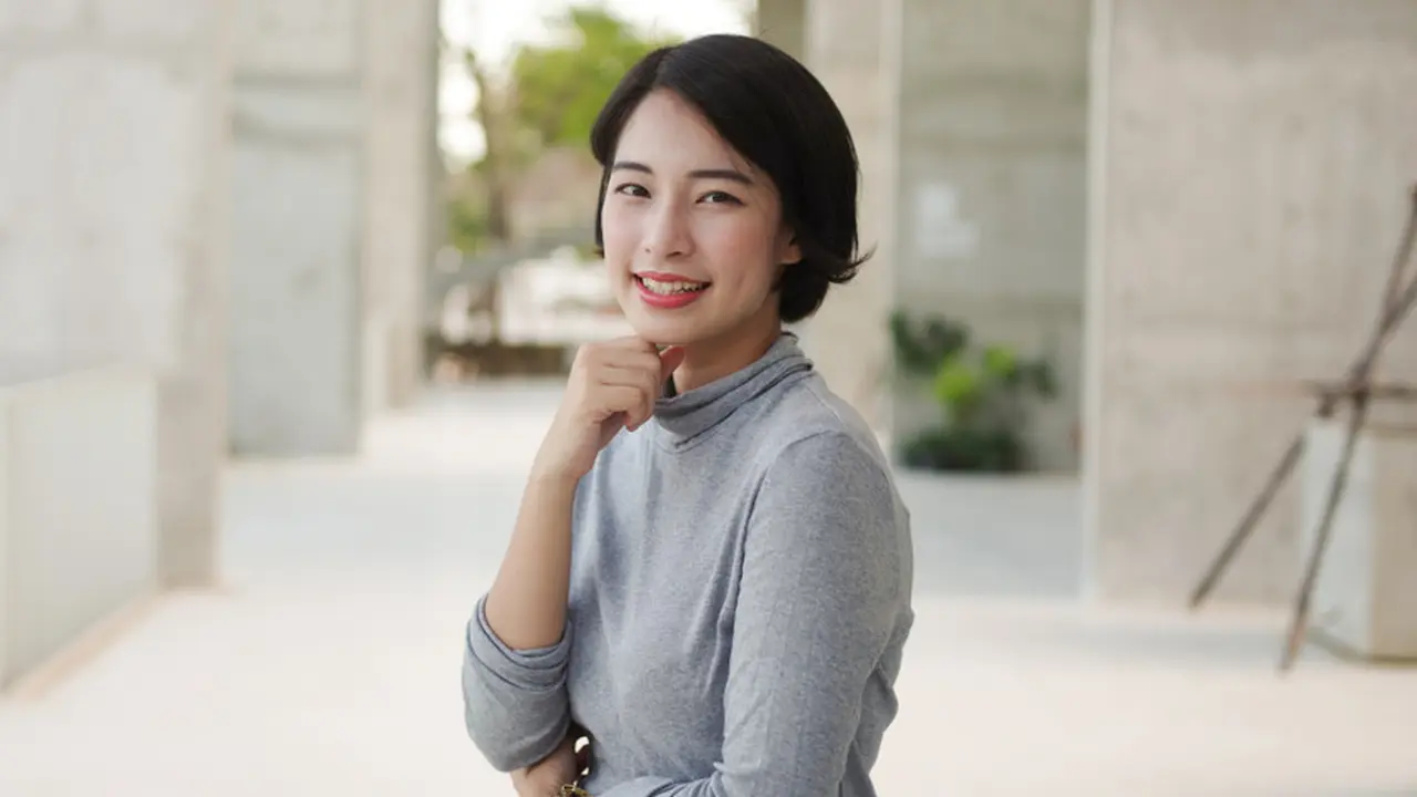 cantik tersenyum bahagia dewasa mandiri