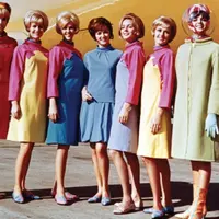 Seragam pramugari zaman dulu. (reservasi.blog.com)