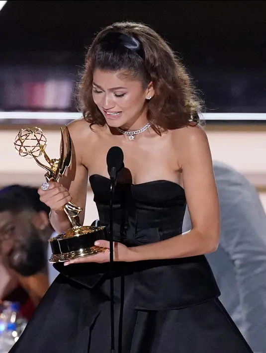 <p>Zendaya menerima penghargaan aktris utama terbaik dalam serial drama 'Euphoria' pada ajang Emmy Awards 2022 di Microsoft Theater, Los Angeles, Amerika Serikat, 12 September 2022. Zendaya juga dinobatkan sebagai aktris utama terbaik dalam drama series pada ajang Emmy Awards ke-72, tepatnya pada 2020 lalu. (AP Photo/Mark Terrill)</p>