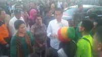Presiden Jokowi menyambangi pengungsi Gunung Agung di Bali ( Liputan6.com/ Dewi Divianta)