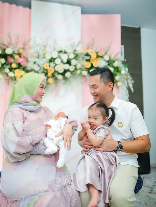 Zaskia Gotik dan suami saling bertatapan sambil memangku kedua putri mereka.  (Foto: Instagram/ zaskia_gotix)