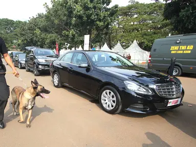 Anjing pelacak diterjunkan saat sterilisasi kendaraan yang akan digunakan dalam World Islamic Economic Forum (WIEF) ke-12 di Jakarta, Senin (1/8). WIEF ke-12 akan berlangsung di Jakarta pada 2-4 Agustus 2016. (Liputan6.com/Immanuel Antonius)