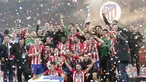 Para pemain Atletico Madrid melakukan selebrasi usai menjuarai Liga Europa 2017-2018 dengan mengalahkan Marseille pada laga final di Stadion Groupama, Lyon, Kamis (17/5/2018). Atletico Madrid menang 3-0 atas Marseille. (AP/Thibault Camus)