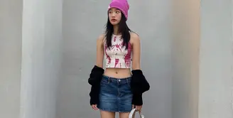 Sebagai artis kelahiran 2000, Tu Tontawan kerap mengadopsi tren fashion Y2K yang tengah digemari kalangan Gen Z. [@tontawan].