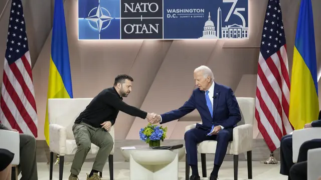 Presiden AS Joe Biden memperkenalkan Presiden Ukraina Volodymyr Zelenskyy sebagai musuhnya dari Rusia Vladimir Putin, di KTT NATO, Kamis (11 Juli 2024). (AP)