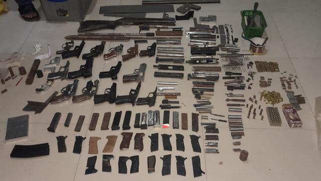 Barang Bukti Kasus Peredaran Senjata.