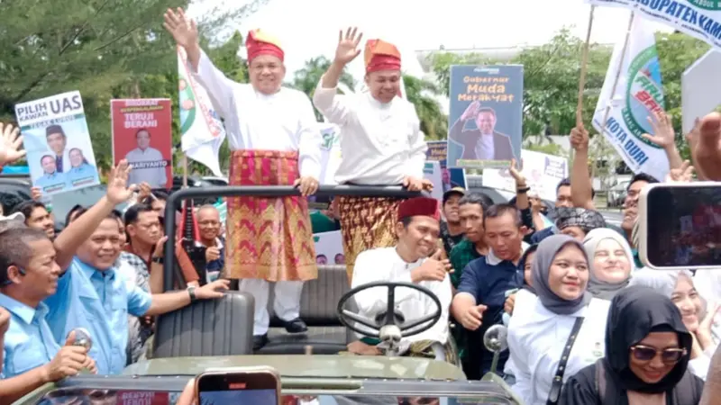 Pasangan bakal calon Gubernur Riau dan Wakil Gubernur Riau Abdul Wahid-SF Hariyanto mendaftar ke KPU Riau disopiri Ustaz Abdul Somad.