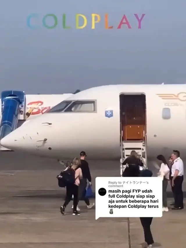 Momen Chris Martin Cium Tanah di Bandara, Tinggalkan Indonesia Usai Konser