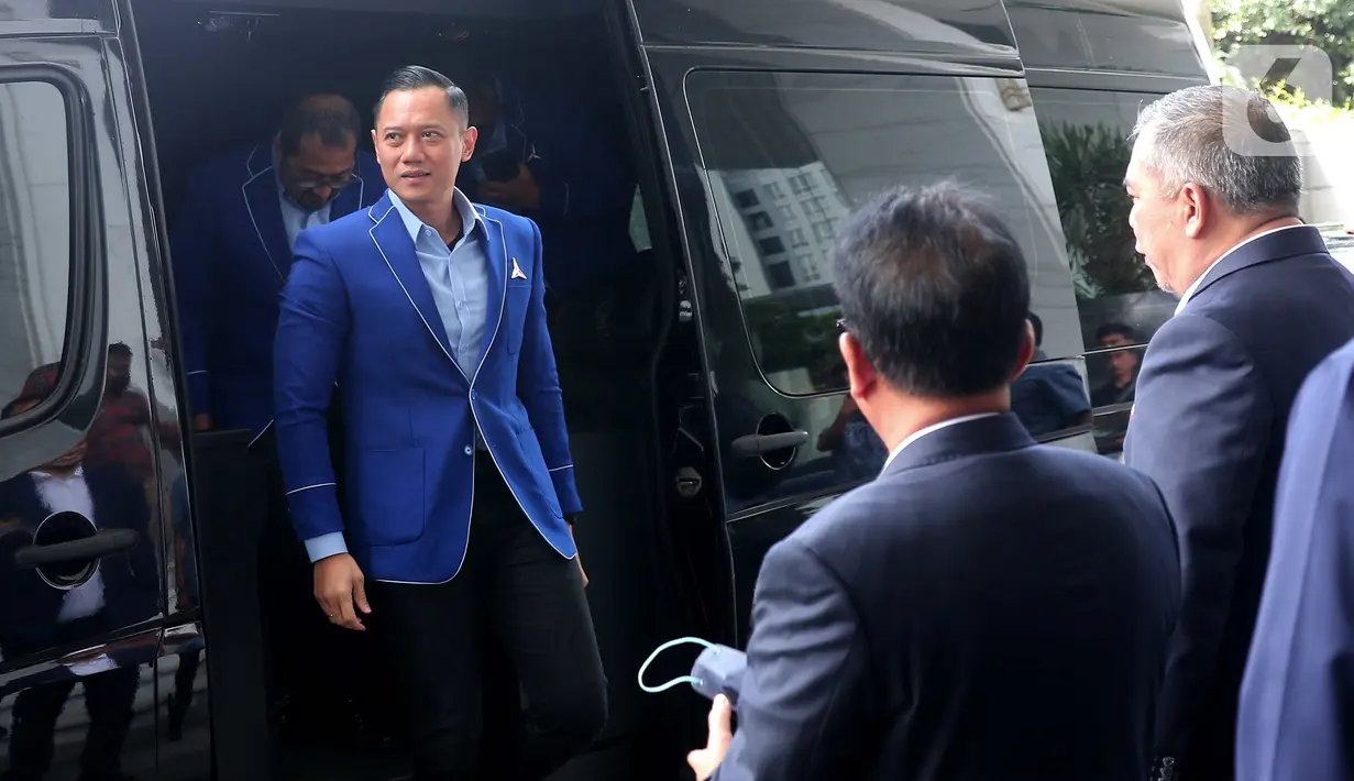 Ketua Umum Partai Demokrat Agus Harimurti Yudhoyono atau AHY (kiri) tiba untuk bertemu Ketua Umum Partai Nasdem Surya Paloh di Kantor DPP Nasdem, Jakarta, Kamis (23/6/2022). Pertemuan keduanya untuk melakukan komunikasi dalam rangka penjajakan koalisi menjelang Pemilu 2024. (Liputan6.com/Angga Yuniar)