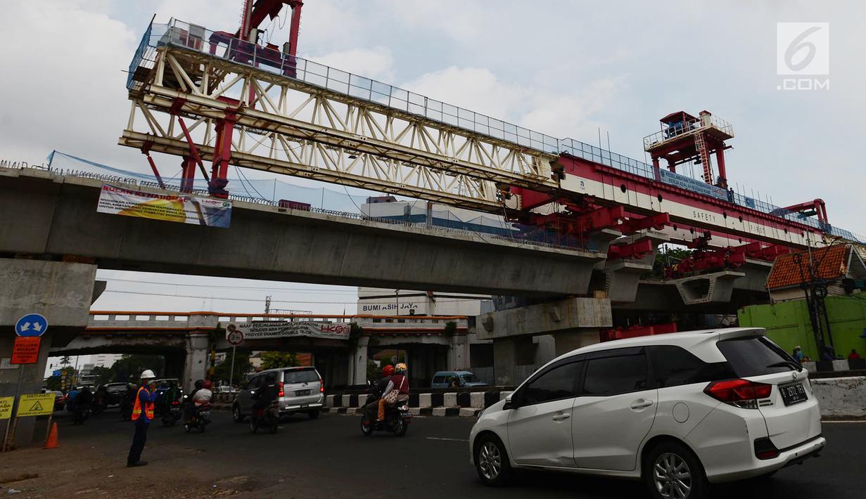 Suasana proyek pembangunan Double-Double Trek (DDT) jalur kereta api di Jatinegara, Jakarta, Kamis (31/1). Pembangunan double track dilakukan sepanjang 35 kilometer dari Stasiun Manggarai, Jatinegara dan Cikarang. (Merdeka.com/Imam Buhori)
