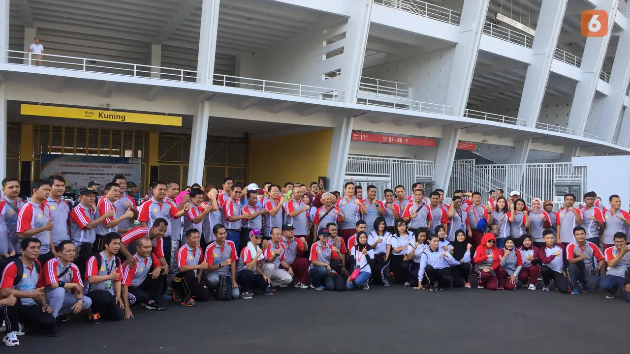 Kepolisian Republik Indonesia (Polri), Pusat Pengelola Kompleks GBK (PPK GBK), dan Indonesia Asian Games 2018 Organizing Committee (Inasgoc), menggelar olahraga jelang Asian Games 2018 Jakarta-Palembang di SUGBK, Senayan, Jakarta, Jumat (13/4/2018)