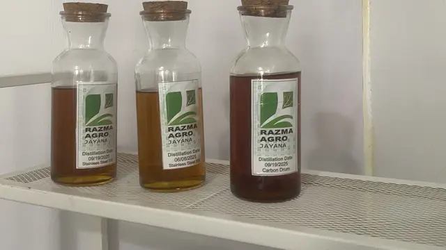 Berbagai jenis minyak nilam produksi Razma Agro Jayana. (Liputan6.com/Christian)