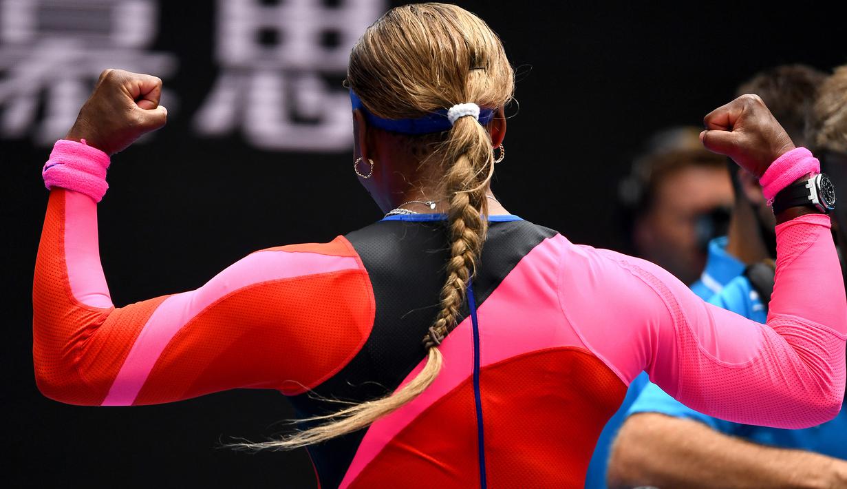 Serena Williams mengenakan pakaian ketat nan nyentrik yang didominasi warna merah.  (Foto: AFP/William West)