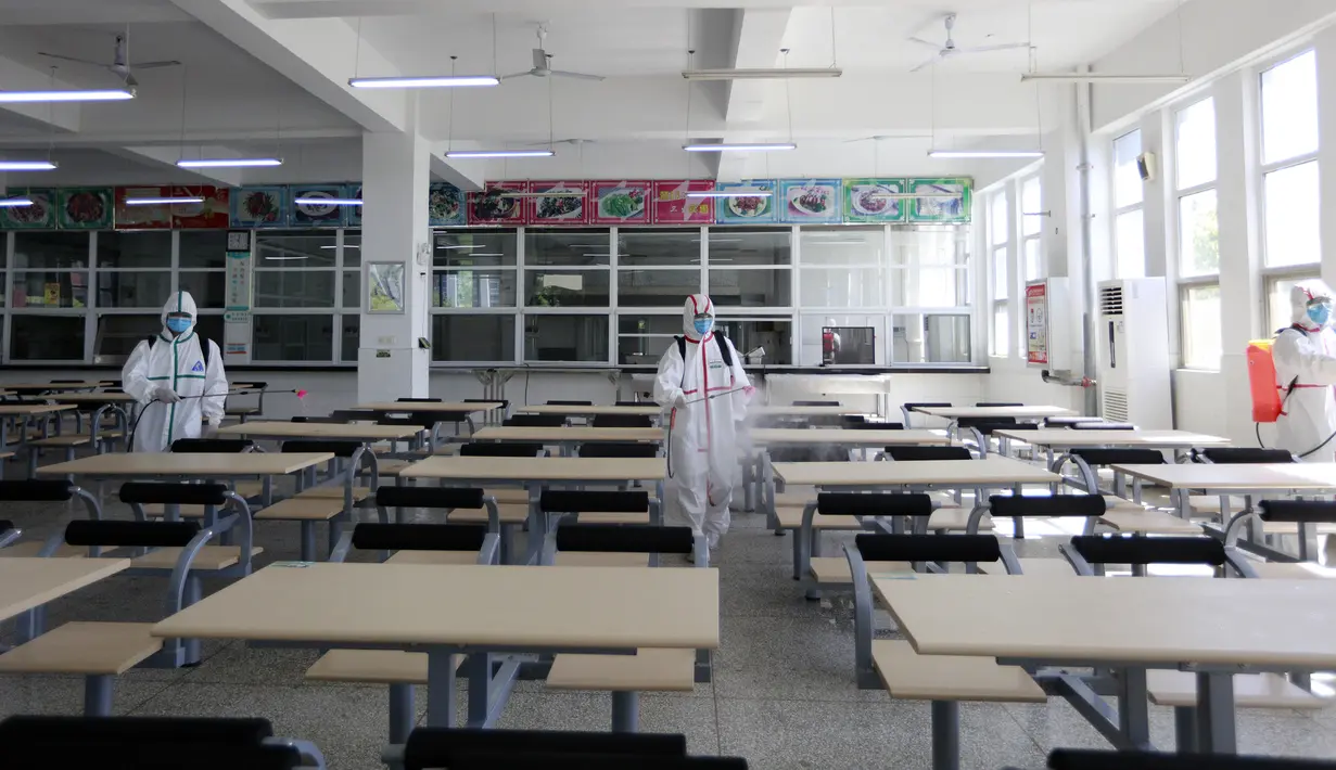 Petugas pemadam kebakaran mendisinfeksi kantin di Sekolah Asrama No. 3 Wuhan di Distrik Hanyang, Kota Wuhan, Provinsi Hubei, China, 3 Agustus 2020. Upaya disinfeksi dilakukan pada Senin (3/8) di sekolah itu untuk mempersiapkan dimulainya kembali kegiatan belajar mengajar di kelas. (Xinhua/Wang Fang)