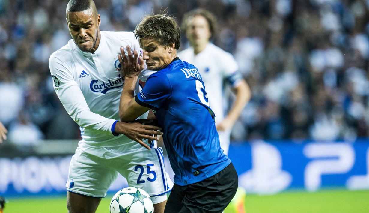 Pemain FC Copenhagen, Mathias Zanka Jorgensen (kiri) ikut menyumbangkan satu gol saat melawan Club Brugge KV  pada grup G liga Champions di Telia Parken stadium, Rabu (28/9/2016) dini hari WIB. (AFP/SCANPIX DENMARK / Liselotte Sabroe / Denmark OUT)