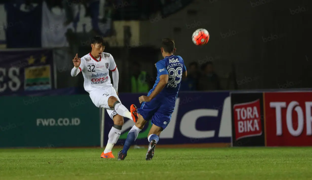 Pemain Persib Bandung, Juan Belencoso mencoba menghadang sepakan pemain Bali United, Ahn Byung-keon pada laga Torabika Soccer Championship 2016 di Stadion Si Jalak Harupat, Soreang, Bandung, Sabtu (14/5/2016). (Bola.com/Nicklas Hanoatubun)