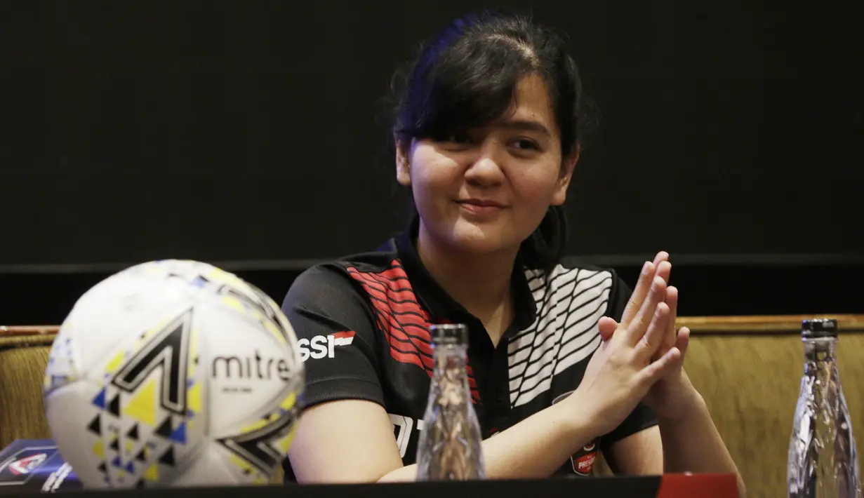 Sekjen PSSI, Ratu Tisha, tersenyum saat pengundian Piala Presiden 2019 di Hotel Sultan, Jakarta, Selasa (19/2). Sebanyak 20 klub akan tampil dalam Piala Presiden yang akan di mulai pada 2 Maret 2019. (Bola.com/M. Iqbal Ichsan)