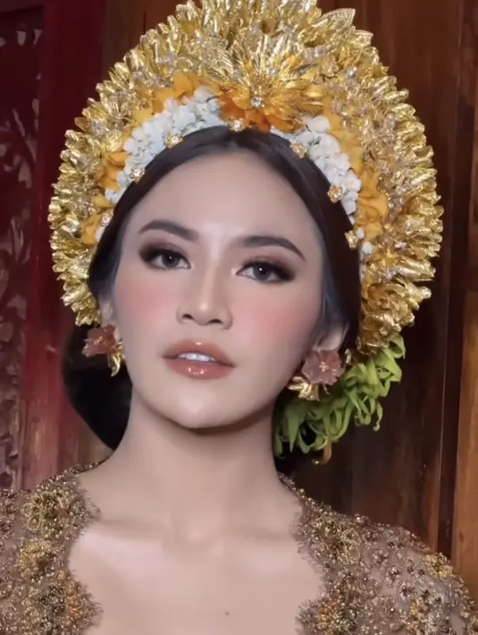 Bibir Mahalini dipoles dengan lipstik kecoklatan sesuai dengan warna kebayanya, lipstik tersebut bertekstur glossy. Membuat tampilan tampak mewah. [@ochiipramita]