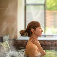 Ilustrasi mandi air panas. (Dok. Shutterstock)