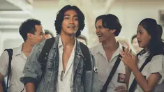 Memulai karier pada tahun 2013, Abidzar Al Ghifari sudah membintangi ragam judul sinetron. Ini adalah potretnya ketika syuting film Balada Si Roy pada 2023 lalu. Diketahui film tersebut menjadi pertamanya yang di mana ia didapuk sebagai pemeran utamanya. Adu akting dengan Febby Rastanty, Abidzar sukses membangun chemistry hingga sampai ke hati penonton. (Liputan6.com/IG/@abidzar73)