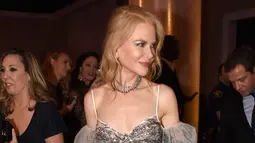 Nicole Kidman saat menghadiri acara penghargaan Golden Globe Awards 2017 di Beverly Hilton, Beverly Hills, California, AS (8/1). Nicole melengkapi tampilannya malam itu dengan kalung berlian, tata rambut bergaya messy. (Kevin Winter/Getty Images/AFP)