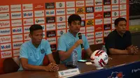 Pelatih dan kapten Persela Lamongan Nil Maizar dan Eky Taufik. (Liputan6.com/Huyogo Simbolon)