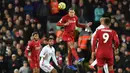 Bek Liverpool, Virgil van Dijk, menyundul bola saat melawan Sheffield United pada laga Premier League di Stadion Anfied, Liverpool, Rabu (2/1). Liverpool menang 2-0 atas Sheffield. (AFP/Paul Ellis)