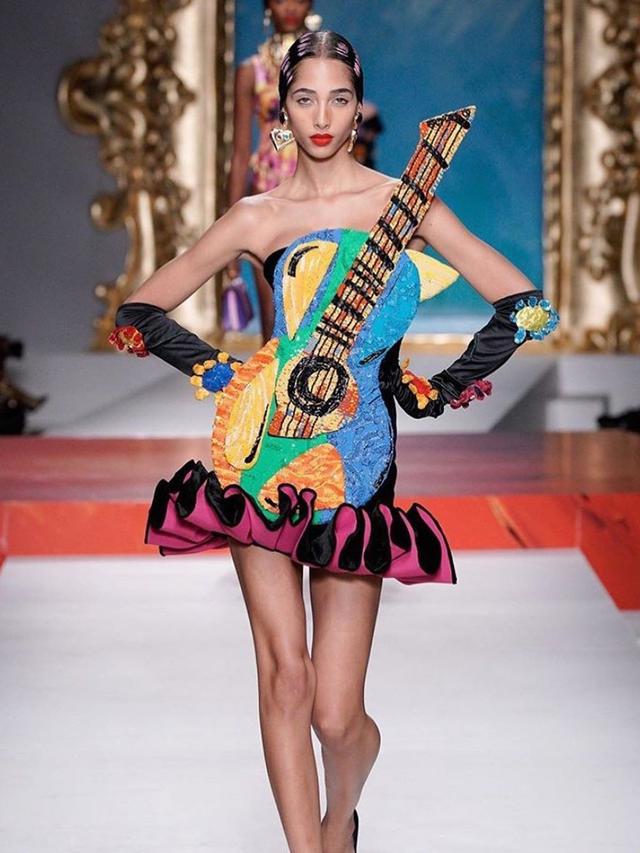 6 Koleksi Baju Unik Moschino di Milan Fashion Week 2019