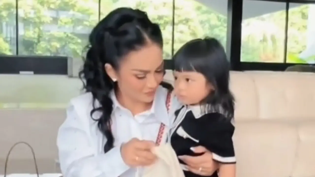 Bikin Gemas Seisi Rumah, Ini Potret Bawelnya Ameena Usai Diberi Hadiah Tas oleh Gemmi Krisdayanti