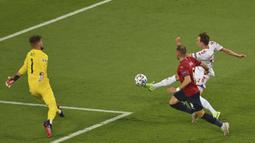 Unggul satu gol tidak membuat Timnas Denmark mengendurkan serangan. Danish Dynamite mendapatkan beberapa peluang melalui Mikkel Damsgaard, namun masih gagal. (Foto: AP/Pool/Dan Mullan)
