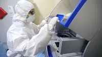Petugas Laboratorium Biosafety Level (BSL 2) sedang memeriksa kelengkapan alat pendeteksi untuk menguji agen penyakit yang cukup potensial membahayakan. (sumber foto : Humas Pemkot Bandung)