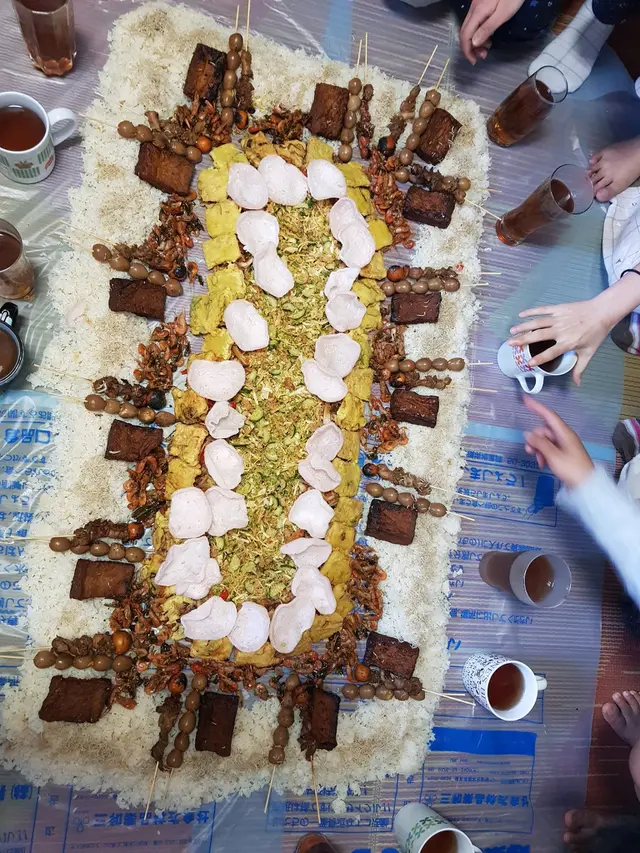 6 Potret Makan di Wadah Nyeleneh Karena Kepepet Ini Kocak