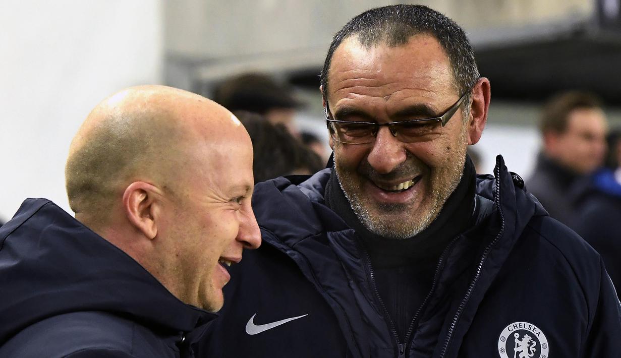 Pelatih Chelsea, Maurizio Sarri, berbincang dengan pelatih Vidi FC, Marko Nikolic, pada laga Liga Europa di Stadion Groupama, Hungaria, Kamis (13/12). Kedua tim bermain imbang 2-2. (AP/Tibor Illyes)