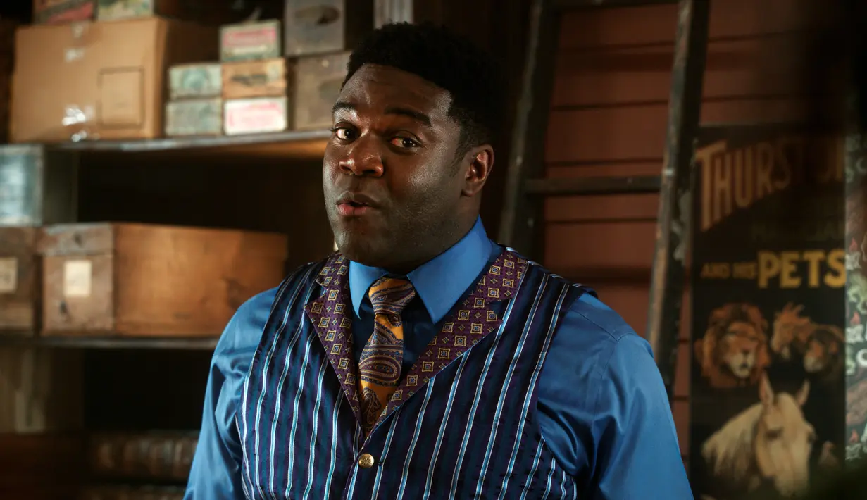 Gambar yang dirilis oleh Disney ini menunjukkan Sam Richardson dalam film Hocus Pocus 2. Lantas berhasilkah Becca, Cassie, dan Izzy mengalahkan penyihir Sanderson bersaudara sebelum matahari terbit di All Hallow’s Eve?. (Matt Kennedy/Disney via AP)